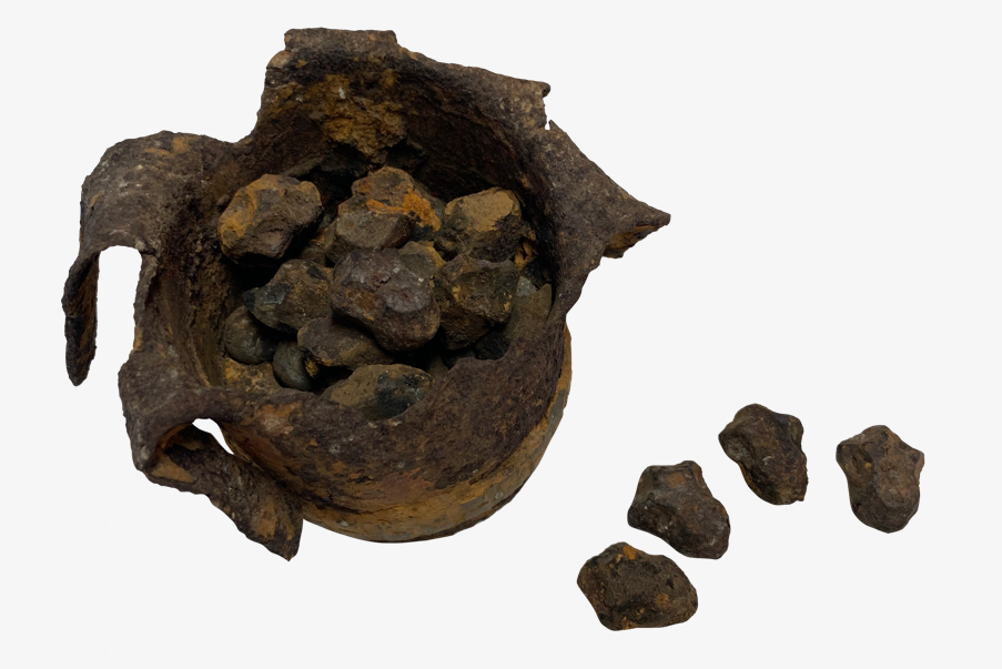 Fragments métalliques en forme d'osselets disposés dans un Shrapnel.