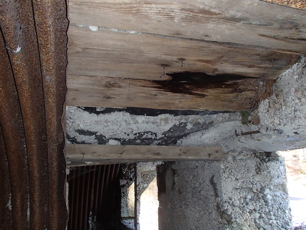 Le plafond à l'entrée du bunker Allemand du SP8