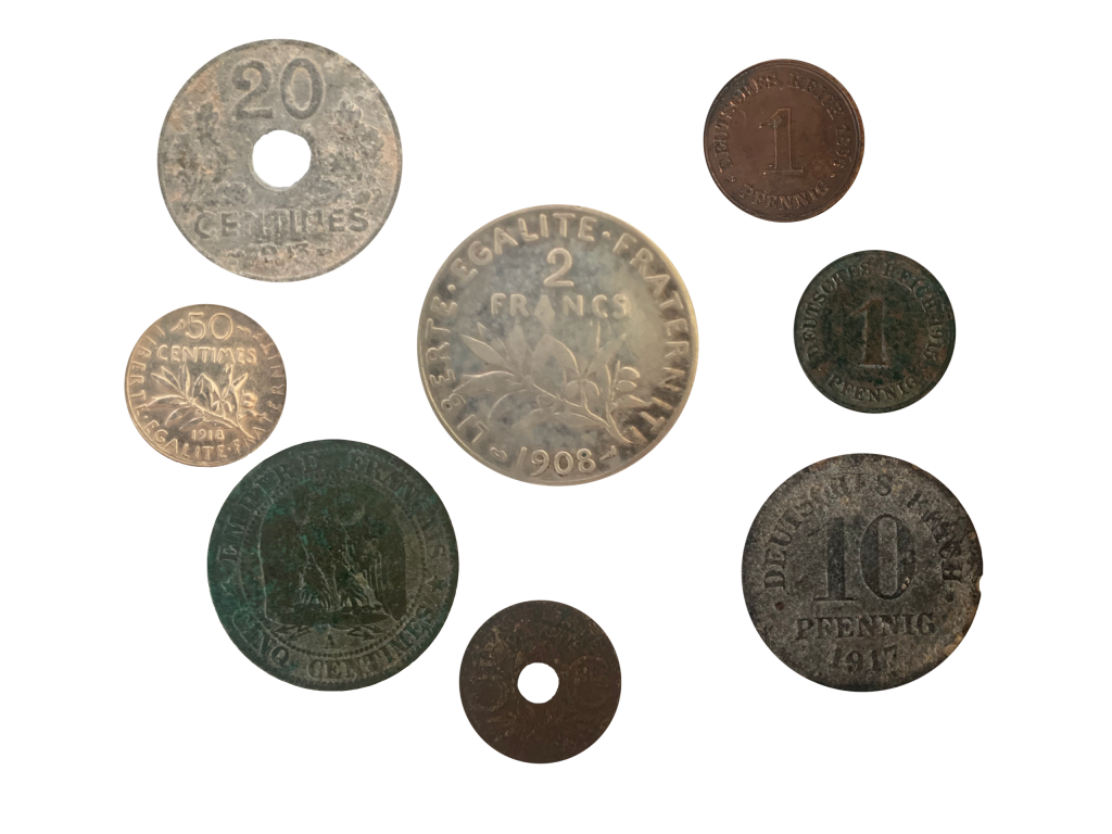 Pièces de monnaies françaises et allemandes retrouvées sur le champ de bataille du Sudel.