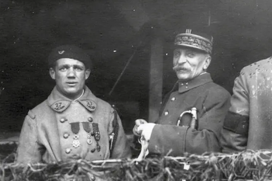Photo du Général Foche entrain de décoré Albert Roche en 1918.