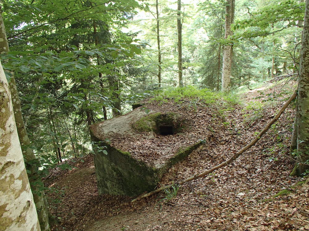 Petit bunker allemand équipé d'une bouche d'aération sur le toit.