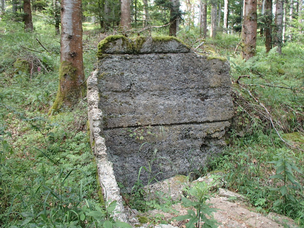 Mur effondré au Sudel datant de l'époque de la Première Guerre mondiale.