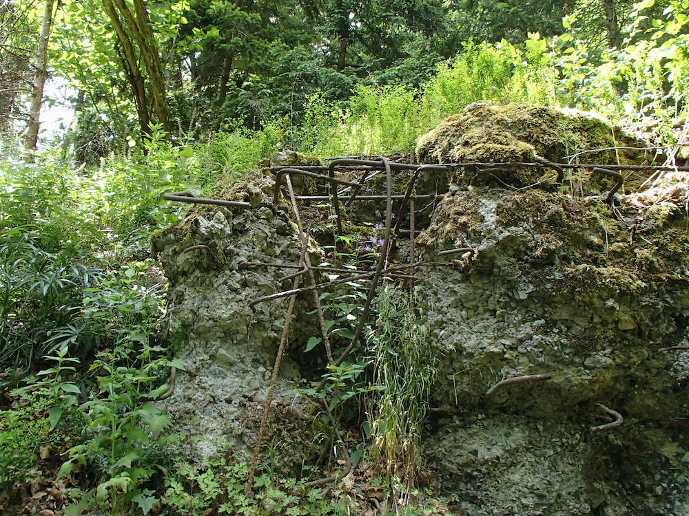 Vue sur la structure en fer d'un petit bunker situé près du Stützpunkt 6.