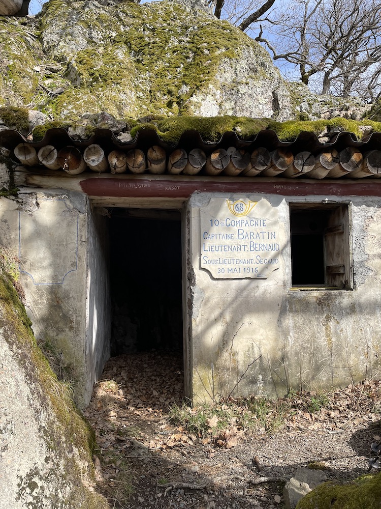 Photo de l'abri Baratin, vestige français situé sur le champ de bataille du Sudel.