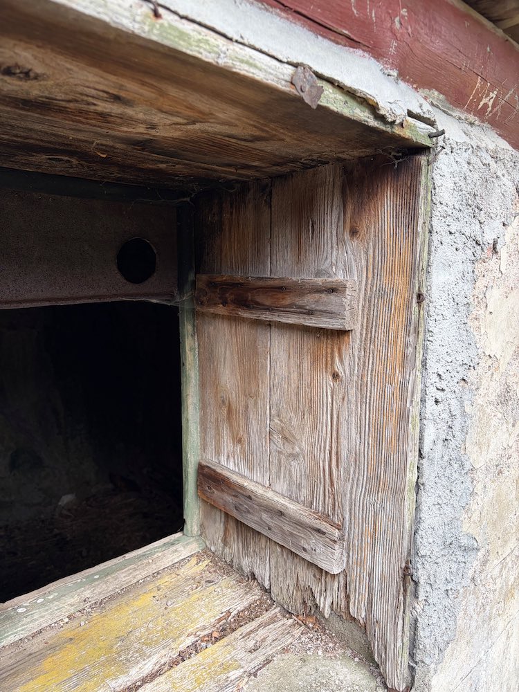 La fenêtre en bois de l'abri militaire français Baratin sur l'ancien champ de bataille du Sudel.