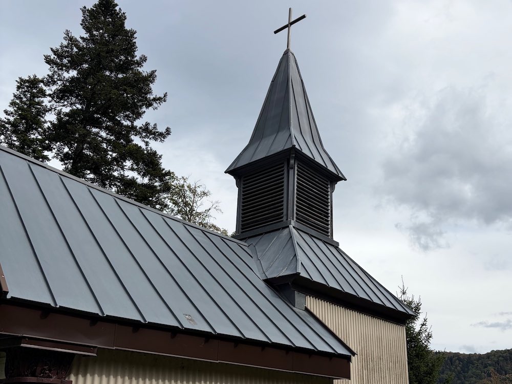 Photographie de la chapelle par l'arrière de l'édifice.