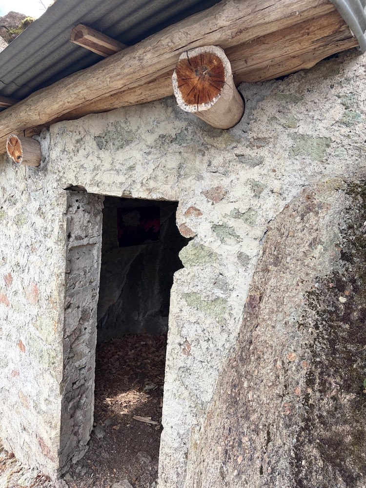 La porte latérale de l'abri Baratin.