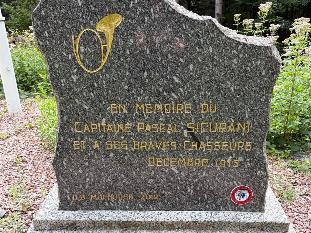 Stèle érigée au Sudel à la mémoire du Capitaine Sicurani et de son bataillon.