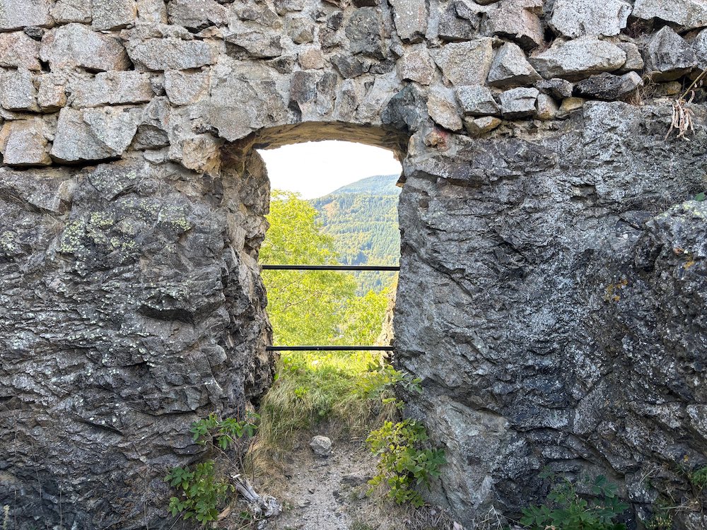 Une des baies du château en ruine du Freundstein.