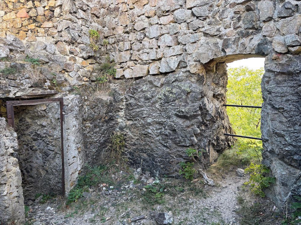 Une porte et une baie de l'ancien château.