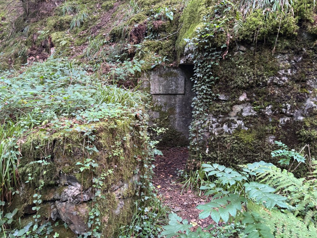 L'entrée du poste de mitrailleuse situé à la Croix Zimmermann.