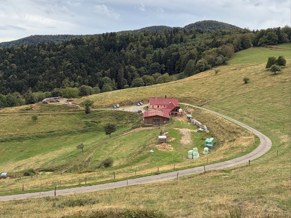Vue sur le ferme-auberge du Kohlschlag.