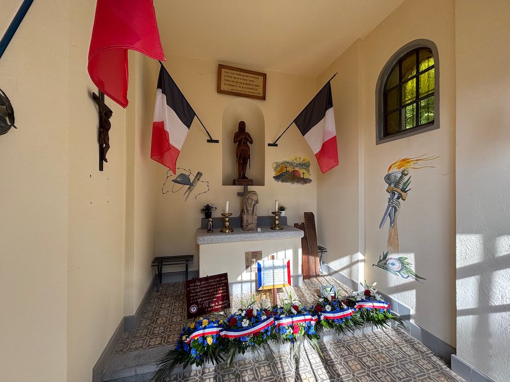 Photographie de l'intérieur de la chapelle du Sudel.