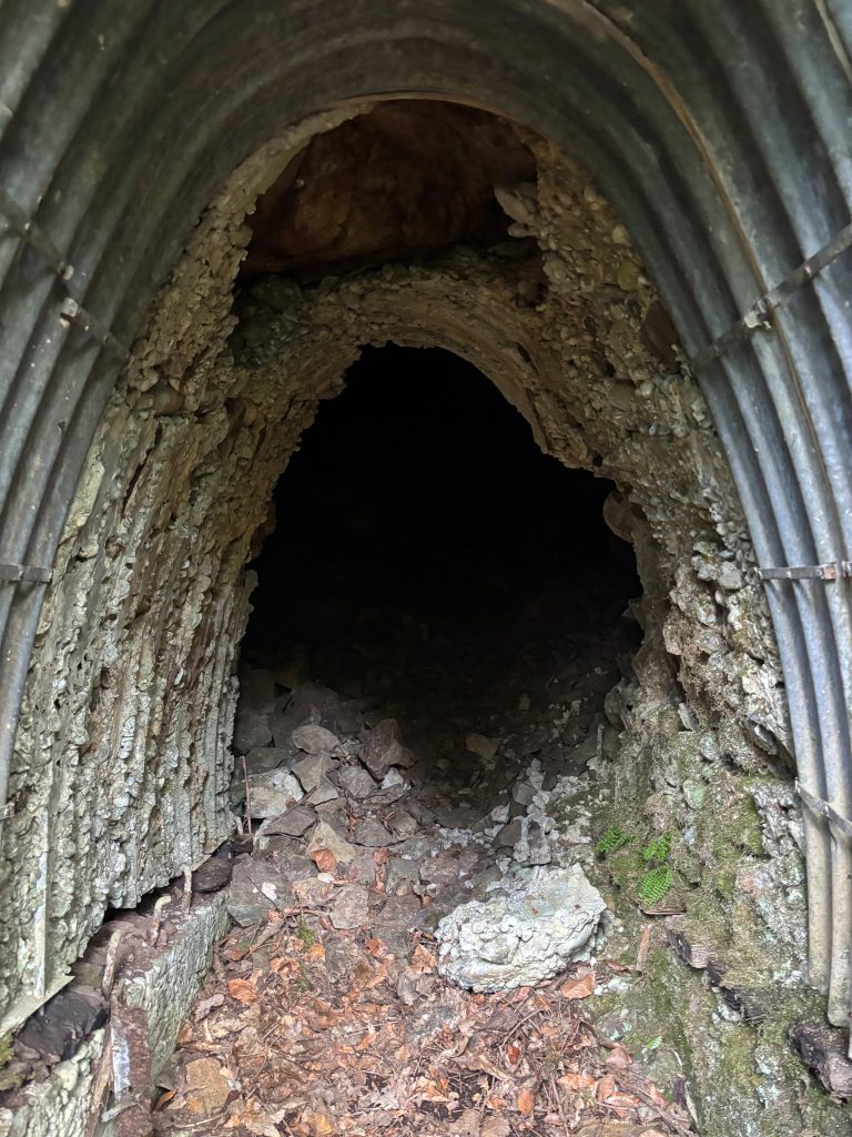 L'ntérieur de l'entrée supérieure du poste de mitrailleuse.