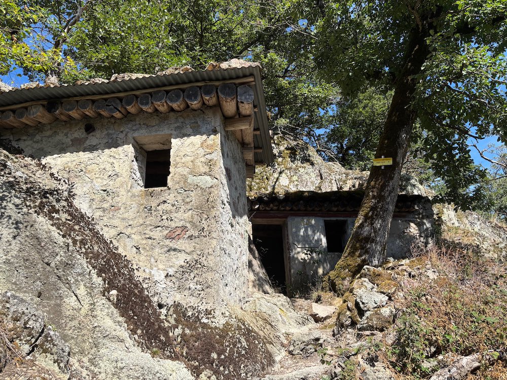 Les deux abris du camp Baratin au Sudel.