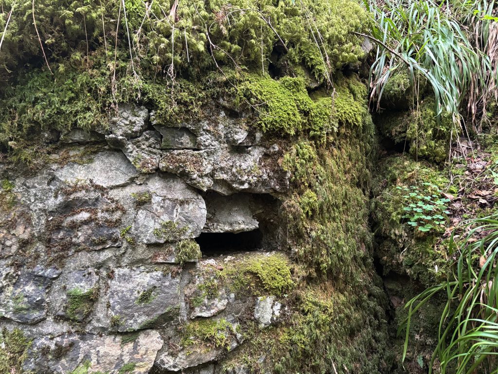 La meurtrière du poste de mitrailleuse situé à la Croix Zimmermann, vue de l'extérieur.