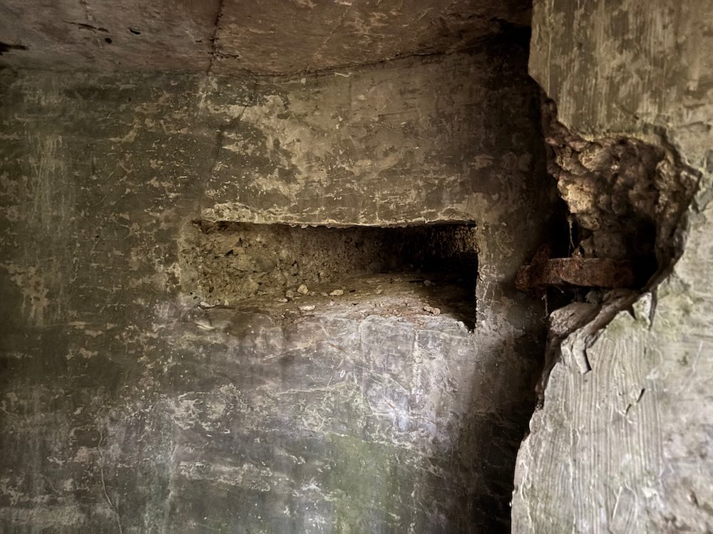 La meurtrière du poste de mitrailleuse situé à la Croix Zimmermann, vue de l'intérieur.