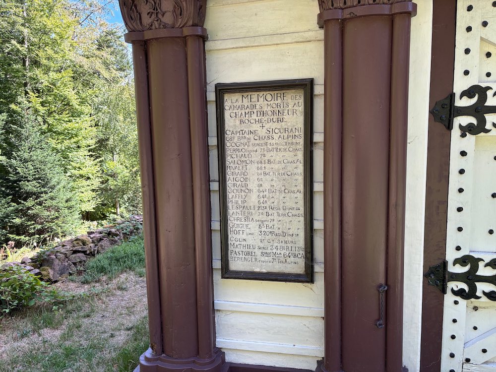 La pancarte sur le côté gauche de la chapelle, avec la liste des soldats tombés au champ d'honneur.