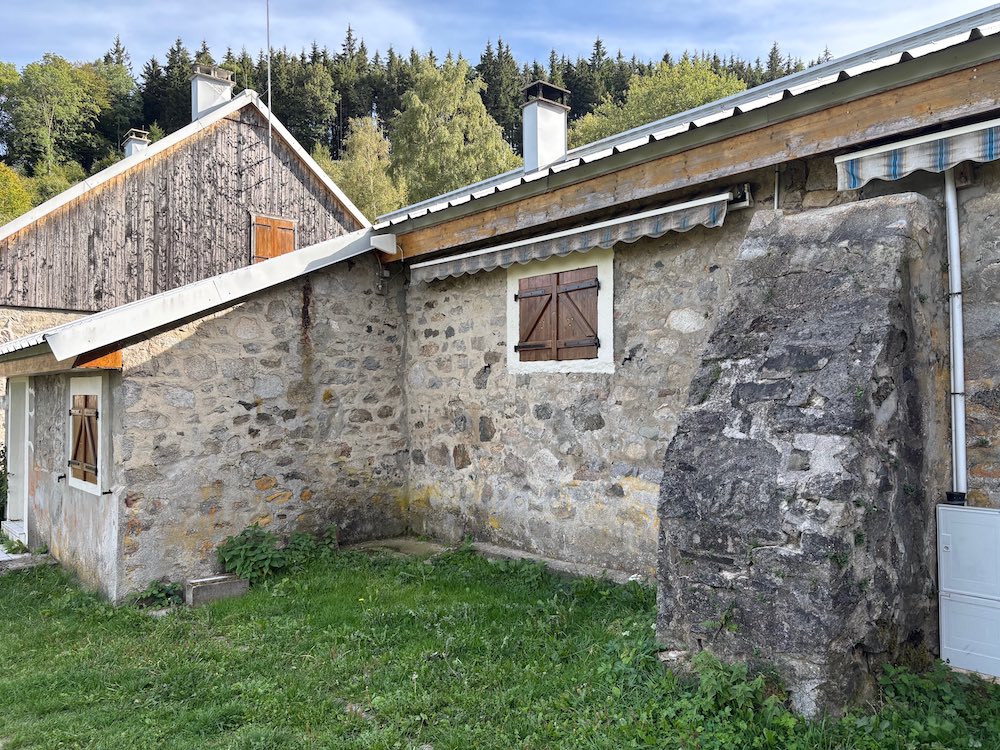 Le refuge du Sudel avec les pierres de l'ancienne ferme du Sudel, détruite au début de la Première Guerre mondiale.
