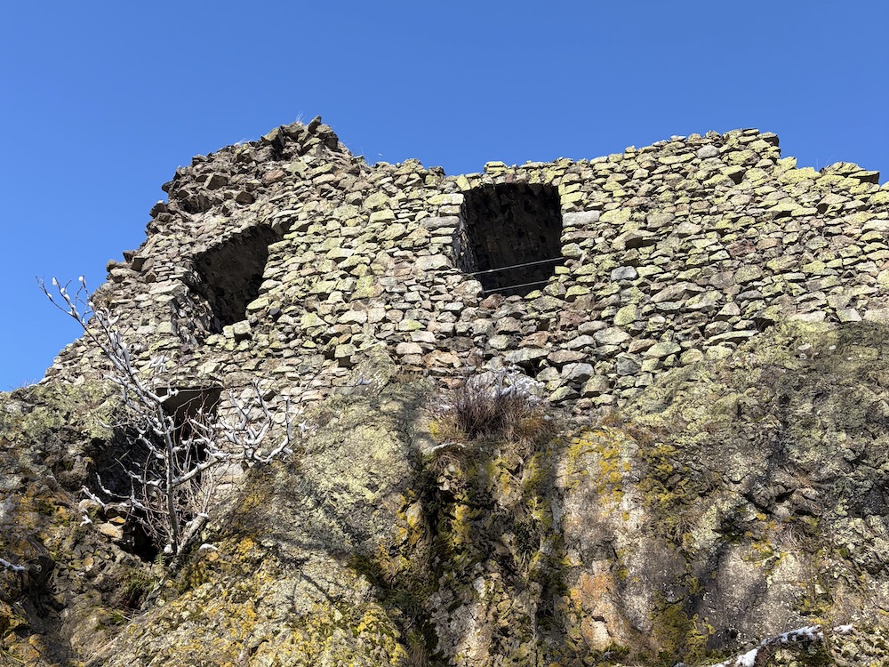 Vue sur les ruines du château de Freundstein en contre-plongé.