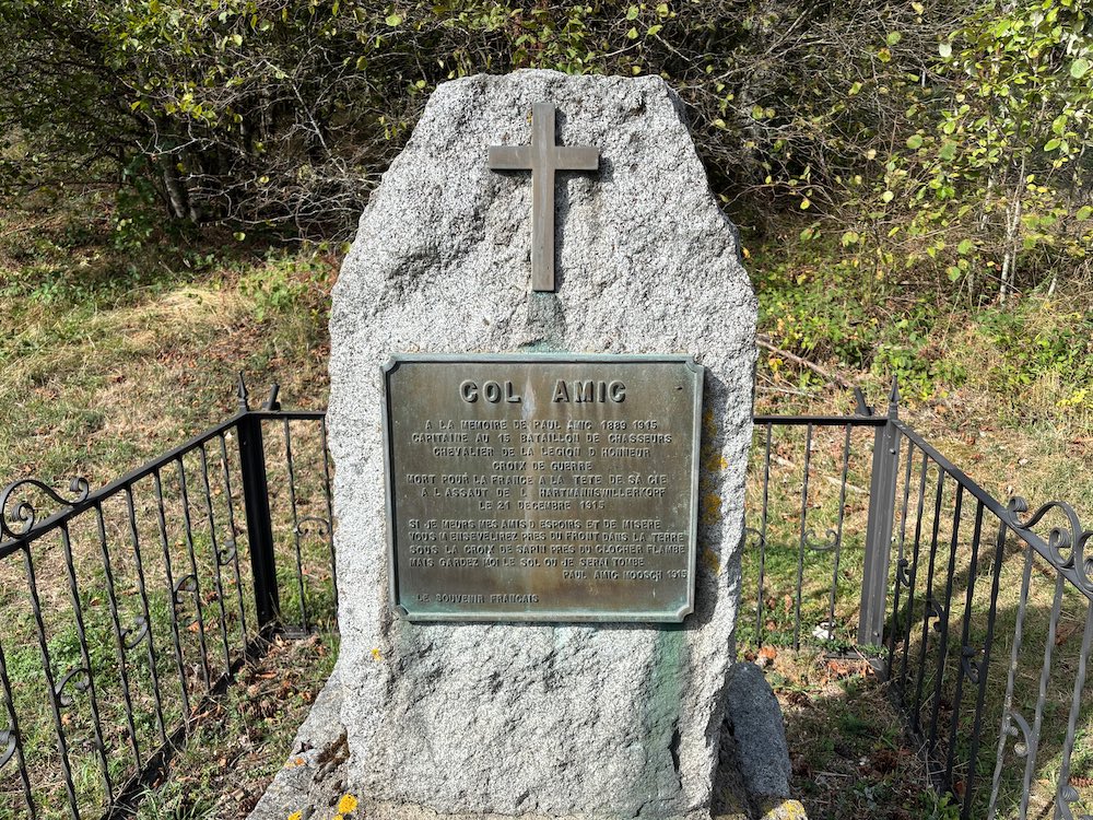 Stèle à la mémoire du Capitaine Paul Amic, mort le 21 décembre 1915 sur le champ de bataille du Hartmannswillerkopf.
