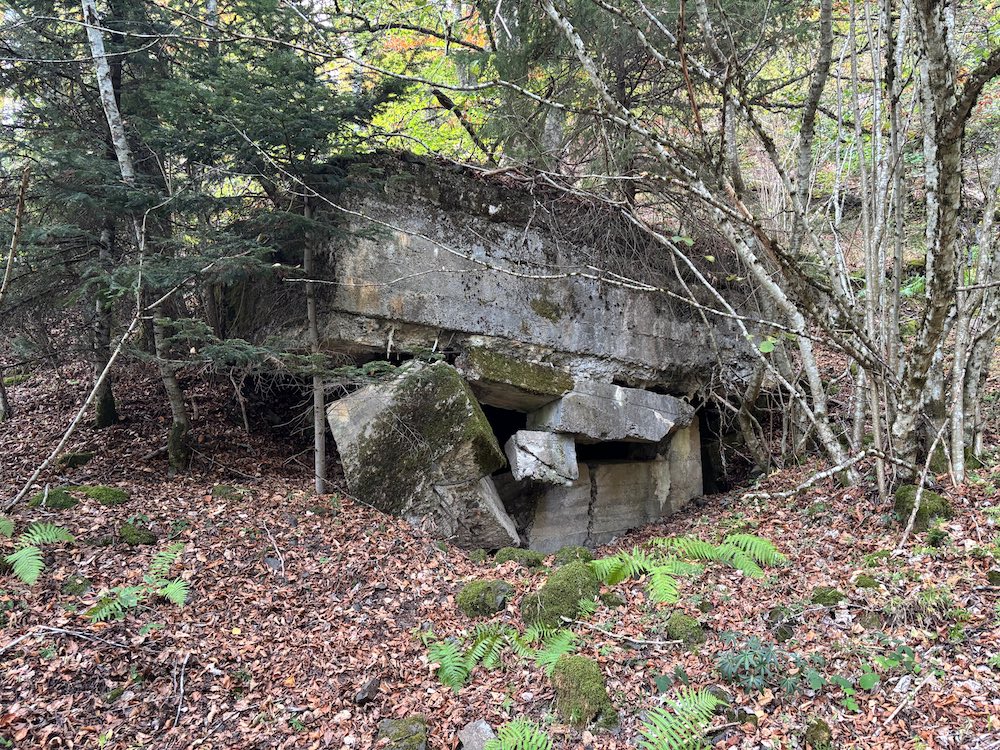 Photographie d'un blockhaus allemand de la Première Guerre mondiale complètement démoli.