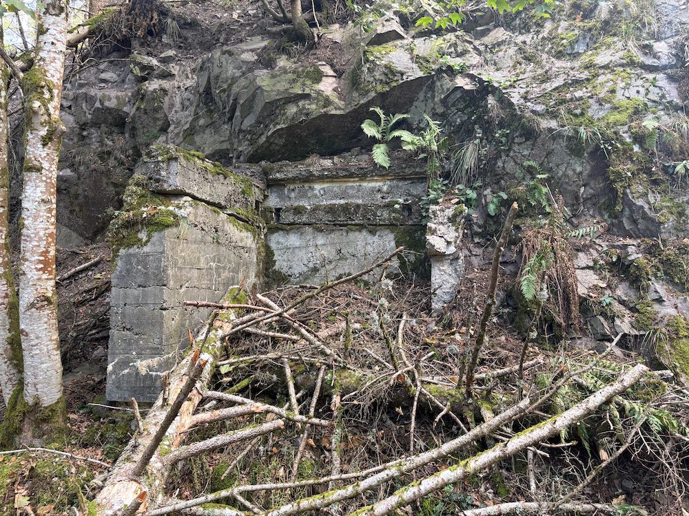 Ancien abri allemand de la Première Guerre mondiale situé au Sudel, entre le Rocher des Sorcières et le Holzwasen.