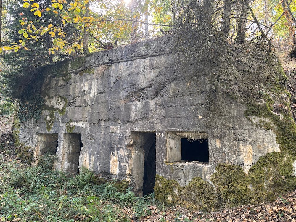 Ancienne caserne allemande de la Première Guerre mondiale constituée de deux compartiments séparés par un mur au centre.