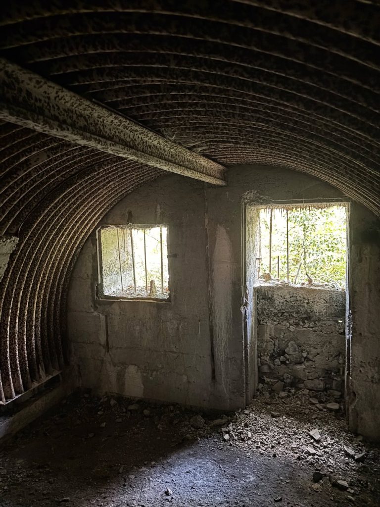 Vue à l'intérieur de l'ancienne caserne allemande qui se situe au Holzwasen.