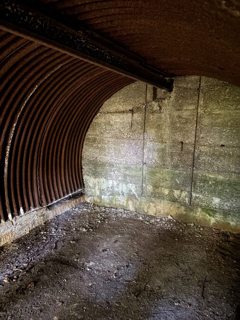 La structure encore intacte d'une caserne allemande de 1914-1918, avec une traverse de chemin de fer qui maintient le plafond et la tôle métro.