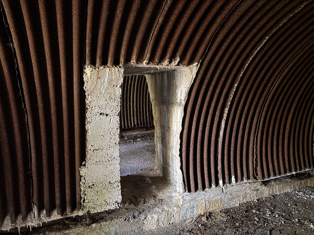 Porte intérieure faisant communiquer les deux compartiments d'une ancienne caserne militaire allemande au Sudel.