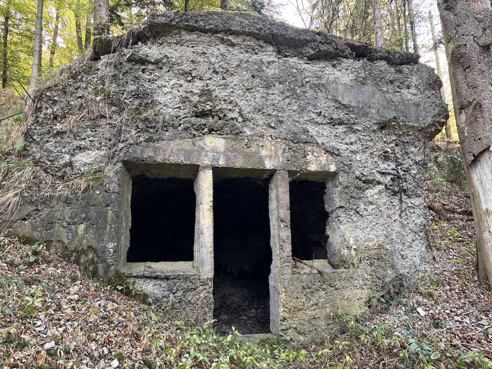 Photographie de l'abri du Stützpunkt 0 0 prise en septembre 2026 au Sudel.