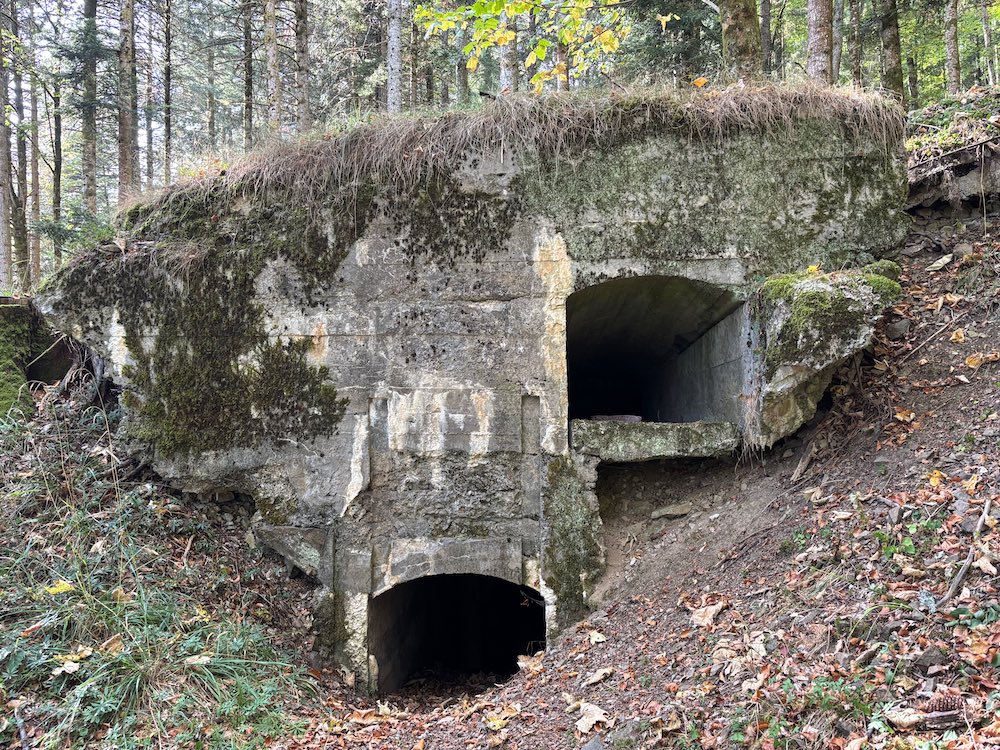 Photo du blockhaus allemand du Stützpunkt 2 prise en septembre 2026 au Sudel.
