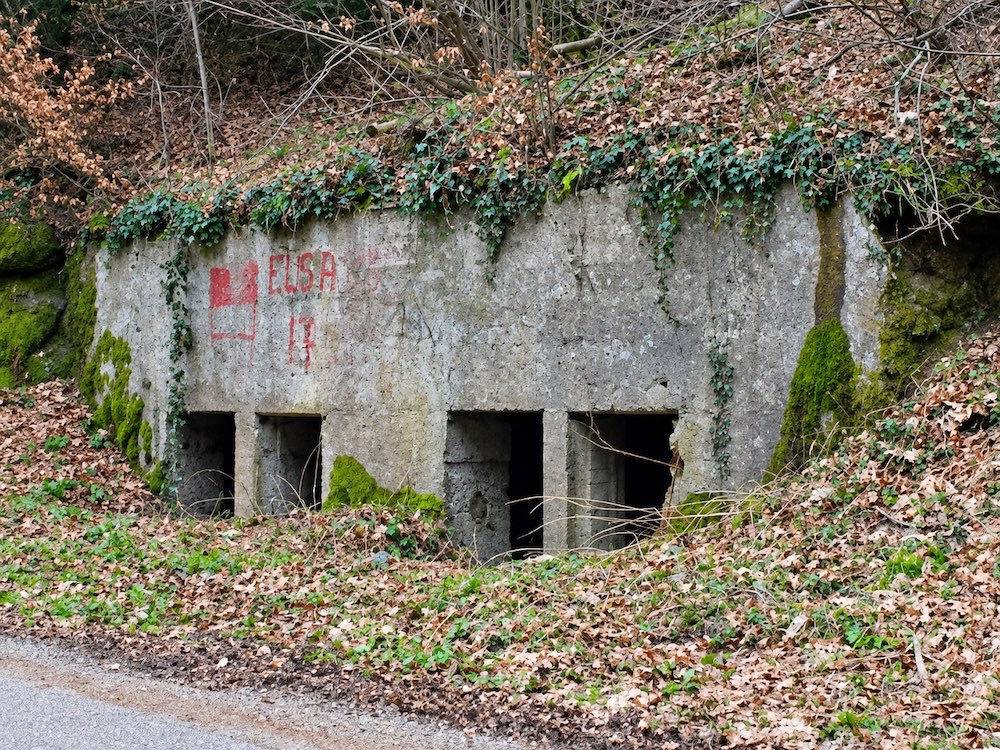 Abri allemand de 1916 situé au Stützpunkt 8, au bord de la route du Col Amic.